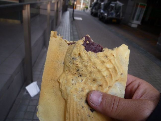 あんこもたっぷりです。甘いものを久しぶりに食べました。あまりのおいしさに、何か涙が出そうになりました。<br /><br />※当時は、宮城県のスーパーマーケットも大行列の上に品薄で、おやつはなかなか手に入らなかった時期でした。