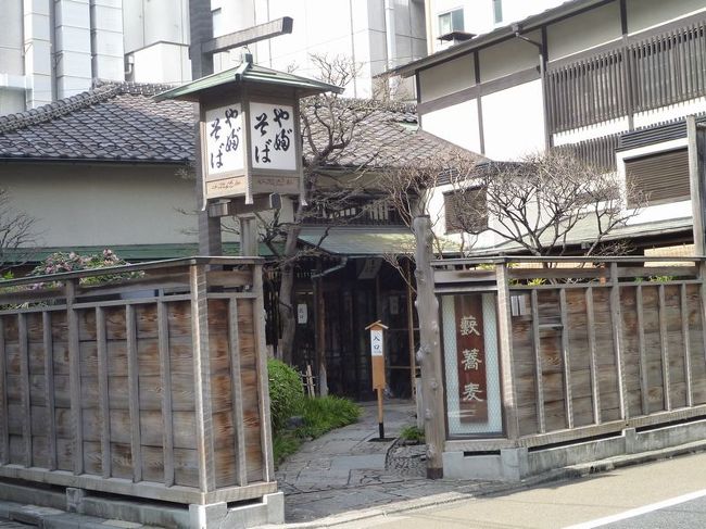 神田の老舗街を歩いてみます。最初は「神田やぶそば」。昔1度だけ入ったことがあります。