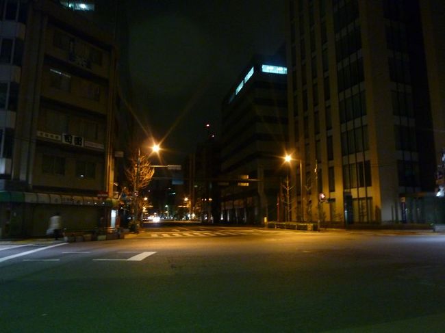 1時間半程「江戸遊」に滞在してから、夜行バスが出る東京駅へむかいます。東京も節電のため街はやはり暗いですね。