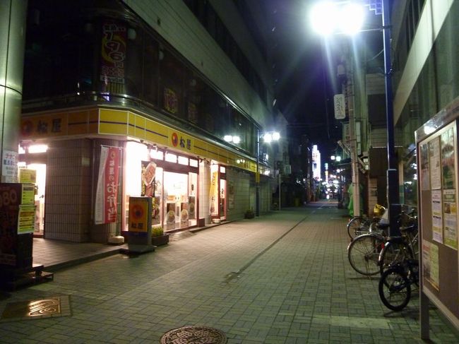 いつもは賑やかな通りも極力照明を落としています。