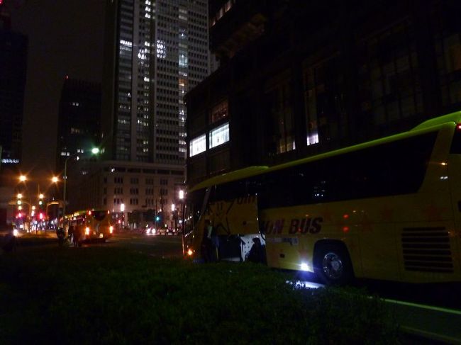 東京駅にも各地にむかうツアーバスがたくさん停車していました。往復夜行バスの東京出張もこれにて終了。大変といえば大変でしたが、仕事で東京にやってくることができる自体、幸せなことなのだと思います。<br />震災直後の記録として、フォートラベルにアップさせていただきました。<br /><br /><br />