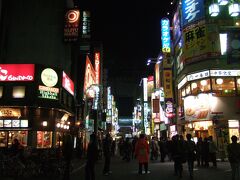 歌舞伎町。
目が慣れてきたせいか、あまり節電しているという感じはしません。まあ、節制や節約があまり似合わない街ではありますが・・・
正面が歌舞伎町の入り口ですが、大きなヤマダが出来たせいで景観が一変しています。