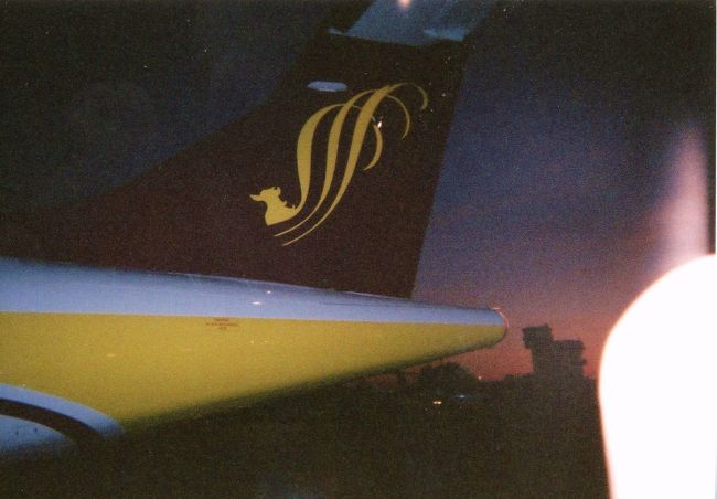 早朝午前6時前のヤンゴン・ミンガラドン空港（RGN）。当初の出発時間がフライトトスケジュール変更で30分遅めの出発。パガンへ向かう外国人観光客で満席。<br /><br />早朝出発だったので眠気との闘いのまっただ中。<br /><br />※写真は今回搭乗したパガン・ニャンウー空港（NYU）行きのエア・マンダレー（6T）のプロペラ機。