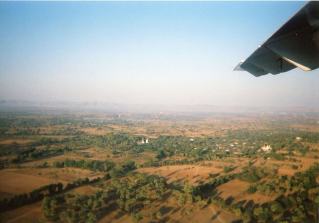 パガン空港着陸前②。白い仏塔が微かに見えてきました。
