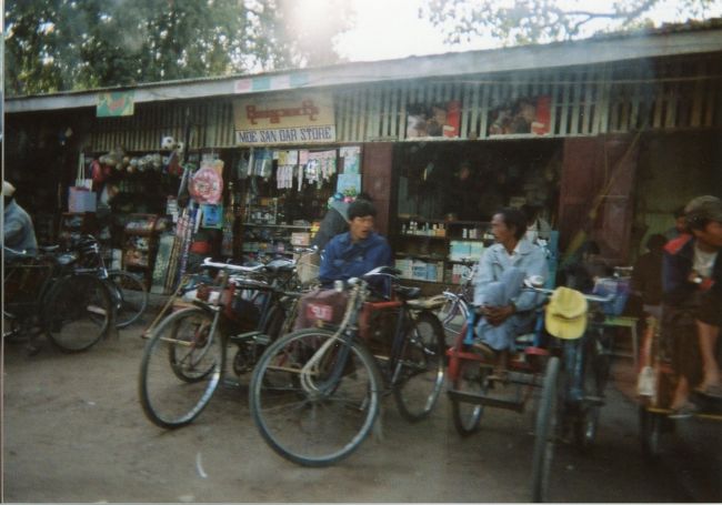 ニャンウーマーケットでサイカ―で客待ちをしながら談笑している地元の人たち。