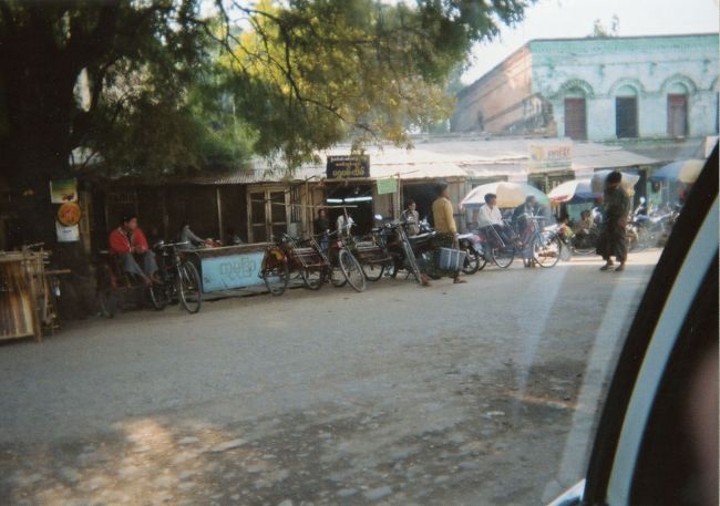 ここにもサイカ―で客待ちをしながら談笑している地元の人たち。