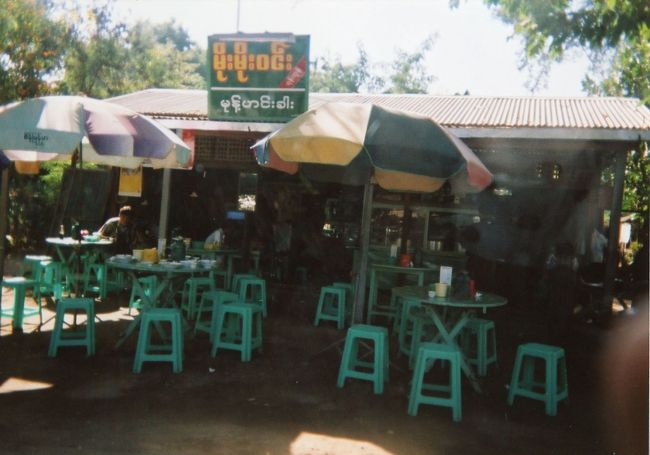 ニャンウーマーケット近くの屋台レストラン。