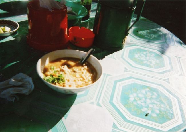 市場の屋台で食べたモヒンガー。米麺に魚ベースのスープで食べる。<br />ミャンマーではよく朝食として食べているらしい。