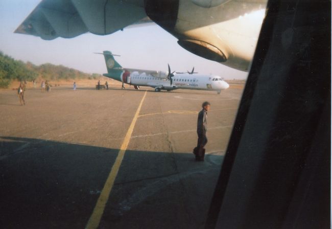 パガン・ニャンウー空港に到着。正面遠くに見えるのはヤンゴン航空（HK）。<br />空港ターミナル係員にパスポートを見せ、パガン入域料10USドルを支払い、入域レシートをもらう。（６か月間有効らしい）<br />空港にてパガンでお世話になるガイドさんと一緒に専用車でタウンザラットホテルへ。<br />