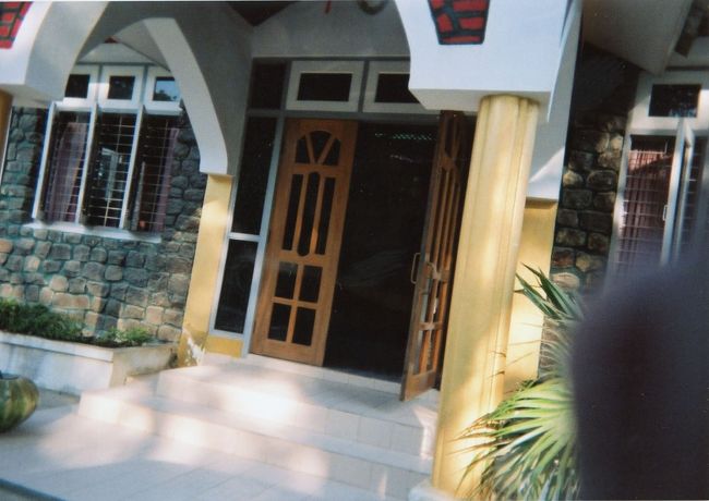 パガン滞在中にお世話になった、タウンザラットホテル。家族経営のホテルでアットホームな雰囲気のホテル。朝食として、トースト２枚とジャム、バター、目玉焼きをご馳走になる。