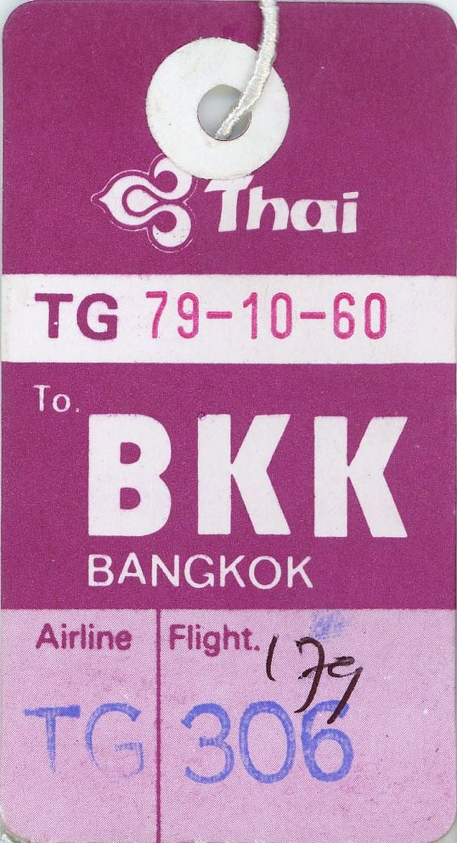 TG306便に搭乗する時、機内に預けたスーツケースに付けたクレームタグ。<br /><br />※ヤンゴン空港にて検疫係官に健康申告書を提出して、バンコク行きの搭乗手続きをする為にタイ国際航空のチェックインカウンターへ。チェックインと同時にヤンゴン空港使用料１０USドルも支払う。<br /><br />確保した席はスクリーン目の前の席、脚を楽々に伸ばせ快適快適！<br /><br />機内食はミートミールをセレクト。白ワインも少し口にしました。