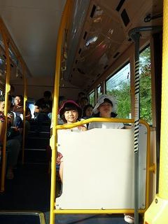 あさ、ホテル前からバスに乗ってお出かけ・・バスはひっきりなしに来ます。