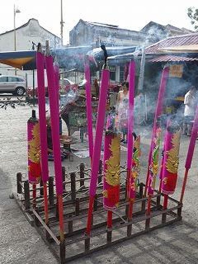 続いて。少し歩いて仏教寺院。観音寺<br />華僑系のかた大きなお線香を上げるようで<br />門前のお店が僕が華僑と見たのか売り込みがうるさくてうるさくて・・