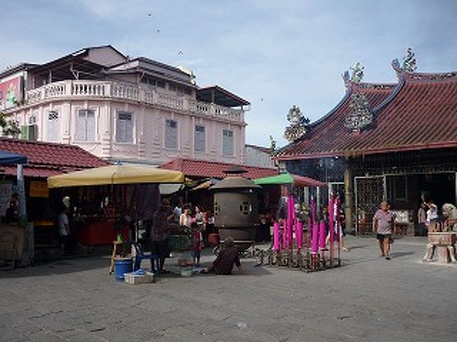 右奥が本堂、左がお供えやらお線香のお店が並んでいます。