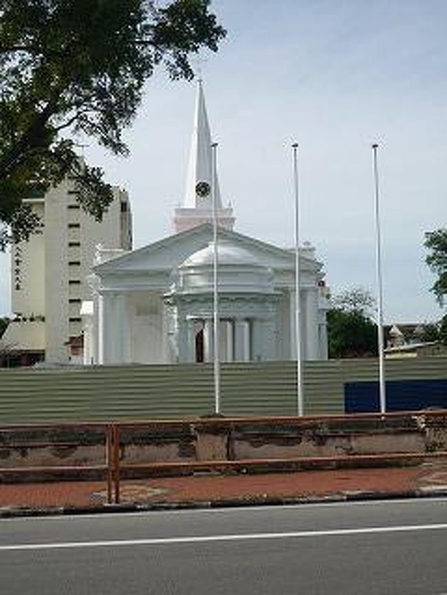 またちょっと歩いて今度は・・キリスト教セントジョージ教会、世界遺産だそうだけど・・？