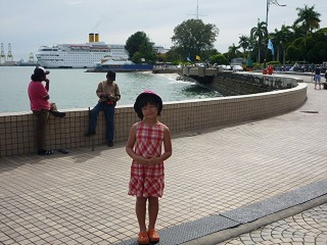 コムターから順に北に歩いて港の公園に出ました。