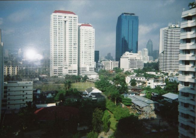 宿泊したジェイド・パビリオンホテルの客室から眺めるバンコク市内の朝の風景①