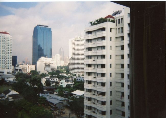 宿泊したジェイド・パビリオンホテルの客室から眺めるバンコク市内の朝の風景②<br /><br />※朝食はビュッフェバイキング形式でトーストやタイ米のチャーハン、フレッシュサラダ、ミルク、オレンジジュース等をチョイス。異国の地でお米を食べられるだけでも感謝感謝！！