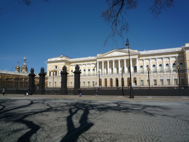 朝からぶらぶらと街を歩く。といってももう昼だった。スーパーが閉まっていたので時間つぶし。