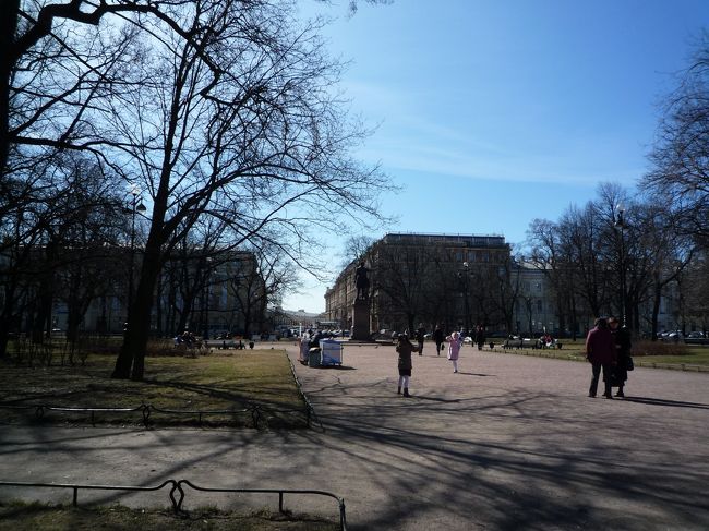 お昼の公園はけっこう人がいます。<br />プーシキン像の背面が見えとります。