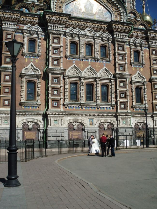 血の上の教会で。<br />ちょうど新郎新婦が教会前で写真をとっていました。<br /><br />絵になるよなぁ〜<br /><br /><br />お幸せに！！