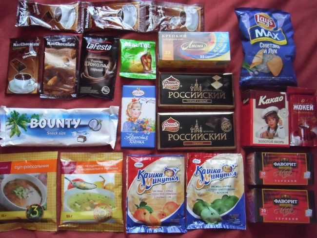 やっと店が開いたので買い物に。<br /><br />いろいろと買い込みました。<br /><br />こんだけ買っても1000円行くか行かないかくらい。<br />いや、もっと安いかも！？<br /><br />やっぱロシア最高。<br /><br />あ、ピロシキの写真とってないやん！<br /><br />そしてロシア最後の夜を迎えた。<br />