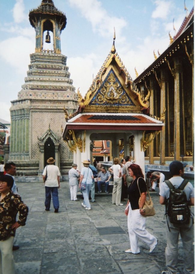 ワット・プラケオ境内の南側にある鐘楼。