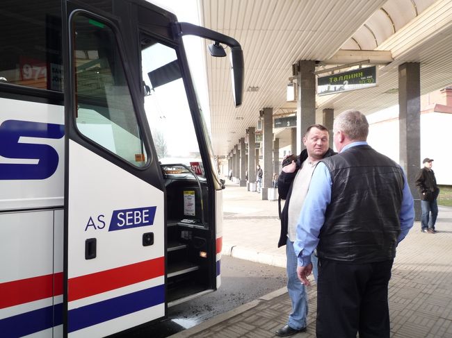 翌日。<br /><br />タリン行きのバス！タリンまで８時間かかるらしい。<br /><br />バスターミナルでバスが来るのを待っていたら、警官がやってきて、ロシア語でべらべらと喋り始めた。<br />何を言っているか解らなかったけど、なんかパスポートっぽいことを言っていたのでパスポートを差し出すと無言で手が伸びてきた。<br /><br />そしてビザの出国日を指差し、今日は出国日だぞ！どこへいくつもりだ！なんて感じのことを言っていたっぽかったのでバスチケットを取り出し行き先のタリンを指差した。<br />するとポンとパスポートを返された。<br />気が付けば周りに警官がぞろぞろといた！<br /><br />そして最初にやってきた警官が彼らにつまらなさそうに<br />「Япония」（日本人かよ）と呟いてどこかへ行ってしまった。<br /><br />日本人じゃなかったら何をする気だったんだ！！！？