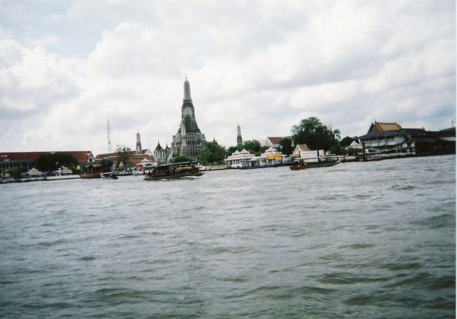 チャオプラヤ川の水上バスから見えるワット・アルン（暁の寺）。