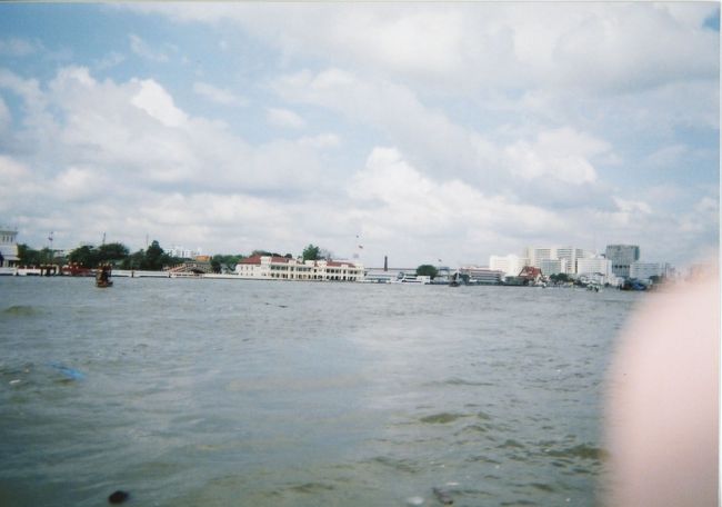 水上バスに乗って、チャオプラヤ川の対岸にあるワット・アルン（暁の寺）へ。