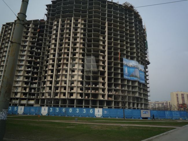 バスの中から、耐震は大丈夫なのかと余計な心配をしてみた。<br /><br /><br />本当にお節介だ。<br /><br />