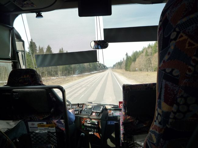 バスはひたすら走ります。