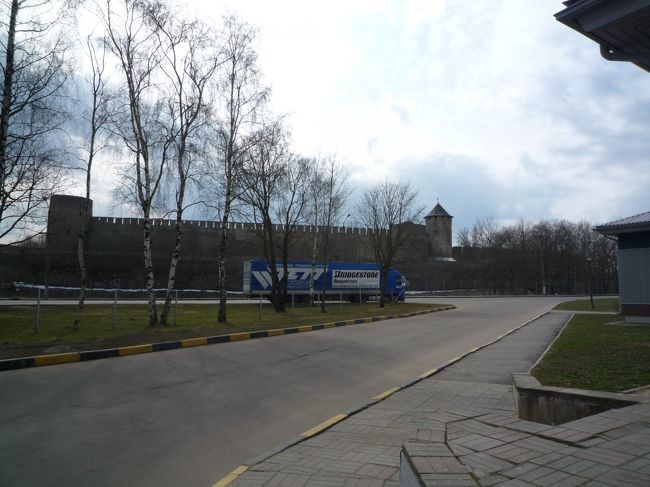 ロシアとエストニアの国境。<br />まだロシア側。<br /><br /><br /><br />出国審査を終えた後だった…かな。あやふやで申し訳ない。<br /><br />この城塞はイワンゴロド城。<br />国境の川を隔ててエストニア側にはナルヴァ城があります。