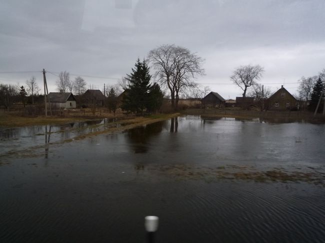 エストニアの車窓から。<br /><br /><br />雪解け水かなあ？<br />こういう風景が長々と続いてました。<br /><br /><br /><br />あ、そういえばタリンに着いたときの写真を撮ってなかったんだった。<br /><br />ということでタリン編は次で！