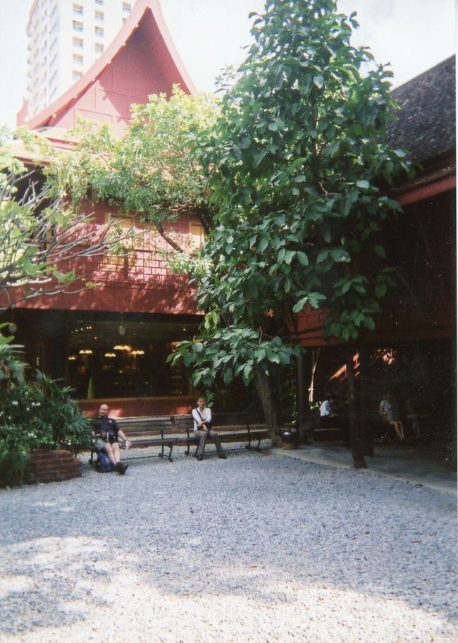 サーヤム・スクエア地区で、セン・セーブ運河の背後にあるジム・トンプソンさんの家①。<br />館内の日本語ガイドさんと共に建物や美術品の説明を聞きながら見学。<br /><br />※BTSシーロム線、ナショナルスタジアム駅を挟んで向かい側には、2006年のドイツ・ワールドカップアジア最終予選で、世界１番乗りで予選を突破した北朝鮮戦で使用したスパチャラサイ競技場がある。