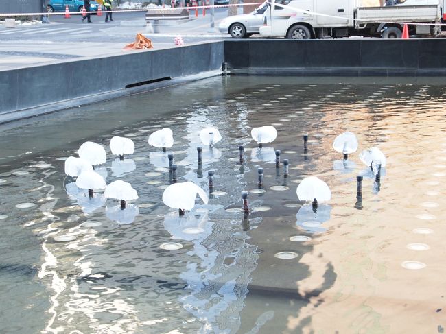 3日目！ぼちぼち歩いて景福宮へ向かいます。<br /><br />途中で通った広場みたいなところ、噴水が凍っていた…。<br />この日の気温はマイナス3度…。