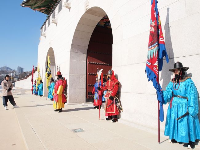 お腹を満たしたらいよいよ景福宮へ。<br /><br />ちょうど衛兵の交代式的なものをやっていました。