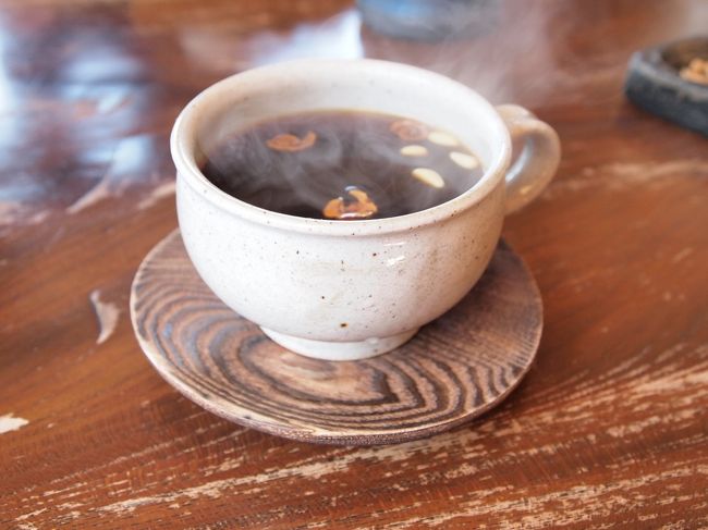 ナツメ茶を頼みました。<br /><br />これが甘すぎてどうも私には…。<br />かぼちゃの蒸しパンも一緒に頼んだせいですが。<br /><br />普通のお茶にしておけばよかったです。