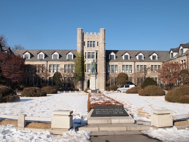 冬ソナの舞台になった高校へ到着！<br /><br />ユジンとチュンサンが通った高校ですね。（実は冬ソナフリーク）（いつかあの並木道に行ってみたい）<br /><br /><br />ここでデジカメの充電が切れ、この旅行の写真はここまでとなっています。<br />といっても、この後はホテルに戻ってまっすぐ帰国しました！<br /><br />旅行記に最後までお付き合い頂き、ありがとうございました！