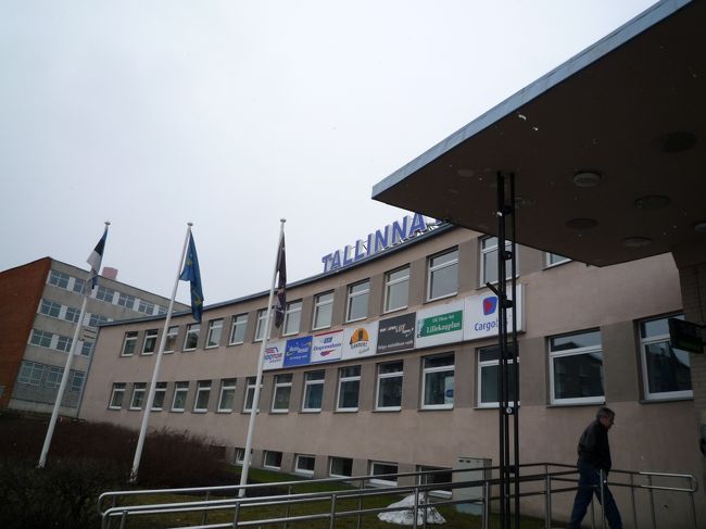 朝。タリンのバスターミナル。