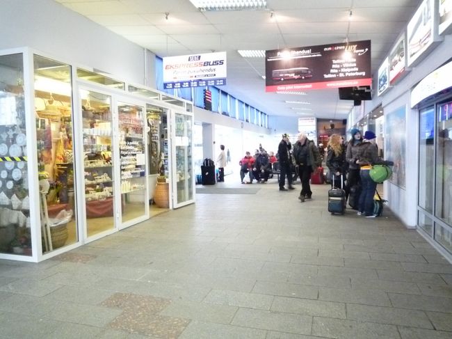 バスの待合室とか。<br /><br /><br />座る席が無かったので立つことにした。