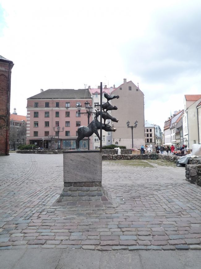 ホテルのチェックインを済まし、荷物を部屋に置いて町の散策に出かけることに。<br /><br /><br />これは！<br /><br /><br />あれですよ。<br /><br />ドイツの有名な物語の…