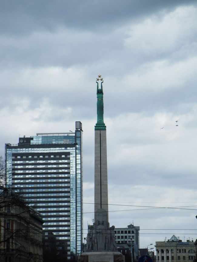 この記念碑より向こう側が新市街地らしい。<br /><br />