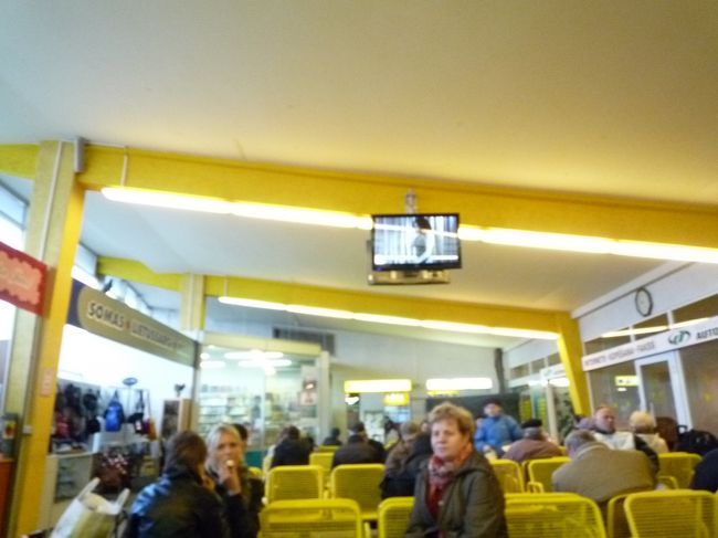 バスターミナルでヴィリニュス行きのバスを待つ。<br /><br />写真がブレていて申し訳ない。