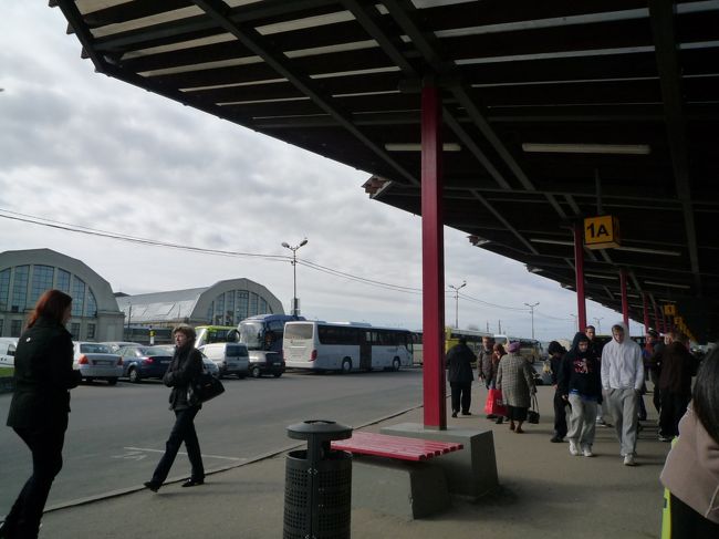 ５分前行動でとりあえずバス停前へ移動。<br /><br />勿論まだ来ていない。<br /><br />５分前行動というか、時間にきっちり行動するのは日本人とドイツ人くらいなものでしょうか？