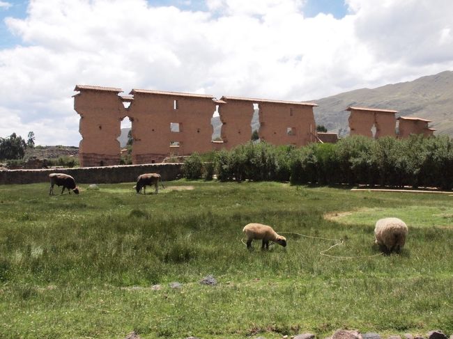 ラクチ遺跡【標高３４５０ｍ】<br /><br />ウィラコチャ神を祭ったインカ時代の神殿、インカ時代よりもかなり昔から神殿として機能していたという話もあるようです。