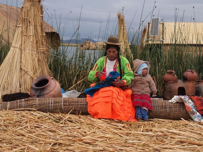 どうなることかと思ったけど、朝起きて活動し始めると<br />元気ー復活！<br />湖の浮島に住む人々を訪問。