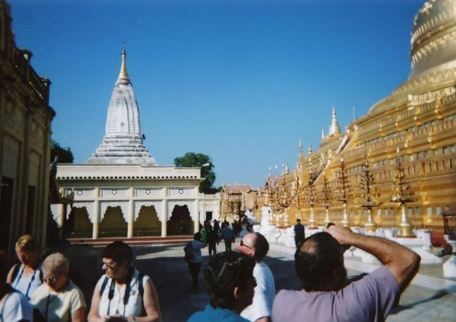 シュエズィーゴォン・パゴダ④。他の国からの観光客も多く訪れ、パゴダの仏塔にカメラを向けていました。