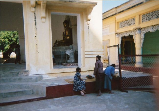 シュエズィーゴォン・パゴダ⑧。仏像のある建物の横で寛ぐ地元の参拝客。
