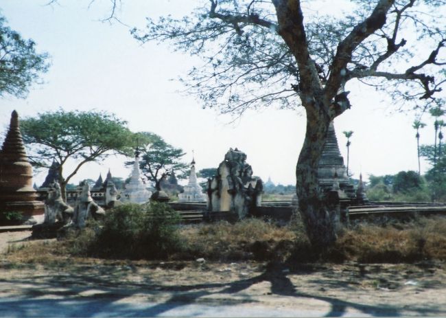 パガンの街中では車中から幾つもの小さな仏塔や寺院を見ることができる。